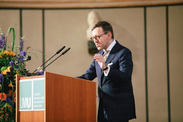 Professor Holger Gzella delivering his speech