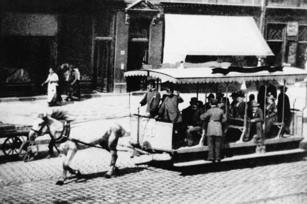 A horse pulls the horse-drawn tramway through a historic Munich street