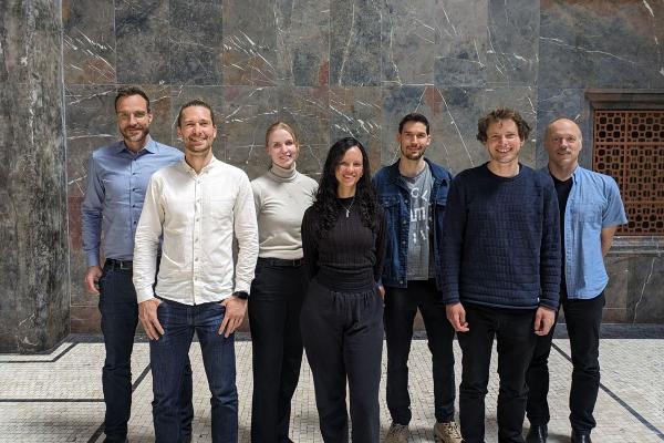 Das Gründerteam von Amplifold – von links nach rechts: Dr. Federico Bürsgens, Dr. Enzo Kopperger, Dr. Heini Ijäs, Dr. Gabriela de Melo, Julian Trommler, Dr. Maximilian Urban, Prof. Tim Liedl