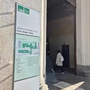 Die taktile Navigationssstele am Professor-Huber-Platz ermöglicht es auch Personen mit Sehbeeinträchtigung, sich am Lehrturm zurecht zu finden.