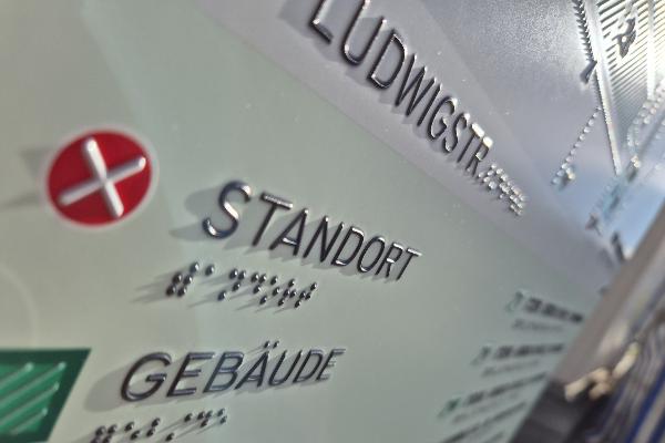 Eine Nahaufnahme der neuen taktilen Navigationsstele am Professor-Huber-Platz. Eine Nahaufnahme der neuen taktilen Navigationsstele am Professor-Huber-Platz.