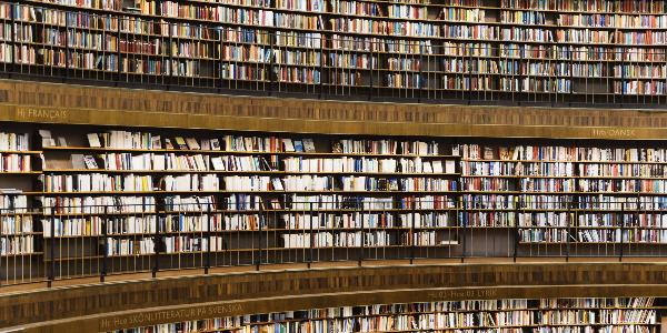 Regale voller Bücher in einer Bibliothek
