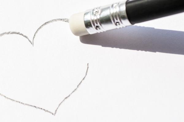 Ein mit Bleistift auf Papier gezeichnetes Herz wird ausradiert | © IMAGO / agefotostock Ein mit Bleistift auf Papier gezeichnetes Herz wird ausradiert