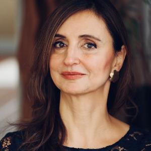 Porträt von Roya Hakakian.