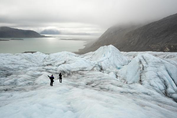 Das Klima in Spitzbergen erwärmt sich siebenmal schneller als im Rest der Welt, was zu einem raschen Rückgang der Gletscher führt.