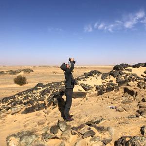 Prof. Julia Budka beim Fotografieren eines Fundplatzes im Sudan