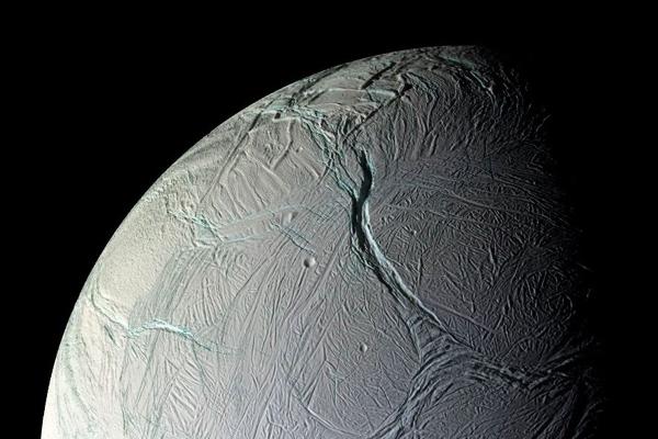 Dieses Mosaik des Saturnmondes Enceladus wurde aus Bildern zusammengesetzt, die die NASA-Sonde „Cassini“ am 9. Oktober 2008 aufgenommen hatte, nachdem sie sich der Oberfläche von Enceladus bis auf etwa 16 Meilen (25 Kilometer) genähert hatte.
