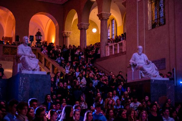 Studierende im Lichthof der LMU