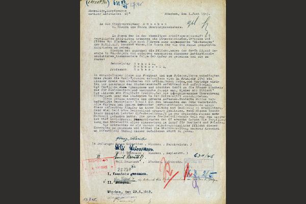 Historical archival document from Munich dated June 1, 1945, containing a petition by former members of the resistance group O7 to the Mayor of Munich. The typewritten letter requests the renaming of streets and public squares previously named after Nazi officials and calls for honoring members of the White Rose resistance, including Hans and Sophie Scholl, Alexander Schmorell, and Professor Kurt Huber. The aged document features handwritten notes, official stamps, and signatures, illustrating Munich´s early post-war remembrance culture.
