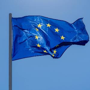EU-Flagge vor blauem Himmel