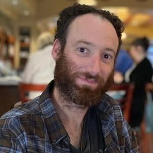 Portrait von Yaniv Feller.