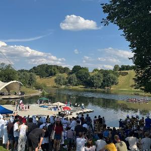 Fans und Teilnehmende beobachten die Rennen zum Master oft the Olympic Lake
