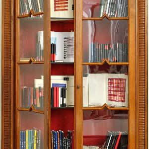 Schrank mit Türen aus Glas.
