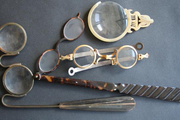 Historische Brillen der Sammlung der Augenklinik der LMU München | © Augenklinik der LMU München Historische Brillen der Sammlung der Augenklinik der LMU München