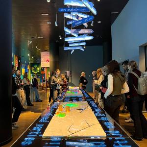 Personen in einer Ausstellung