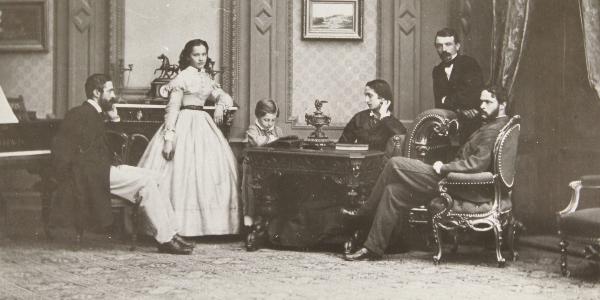 Gruppenbild einer bürgerlichen Familie. Um 1880. Fotografie.