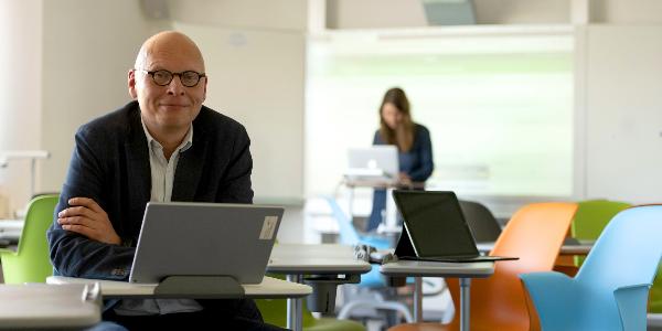 Porträtfoto von Professor Frank Fischer vor einem Laptop in einem Computerraum | © LMU MUENCHEN Porträtfoto von Professor Frank Fischer vor einem Laptop in einem Computerraum