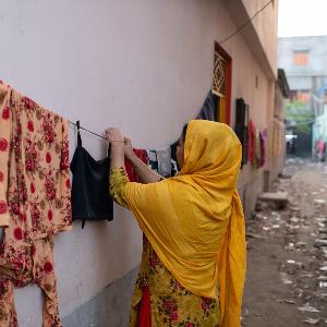 Eine Arbeiterin hängt ihre Menstruationsprodukte in einem Trocknungsbeutel auf.