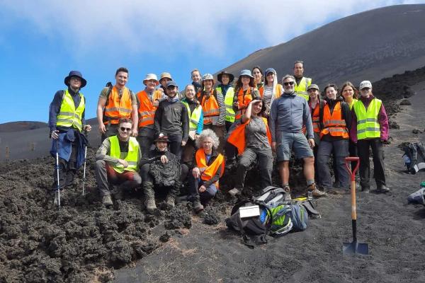 Gruppenaufnahme von Studierenden auf einem Vulkan zwischen Las Manchas und El Paraíso