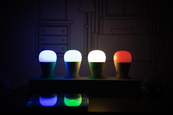 Smarte Glühbirnen in einer Reihe leuchten bunt