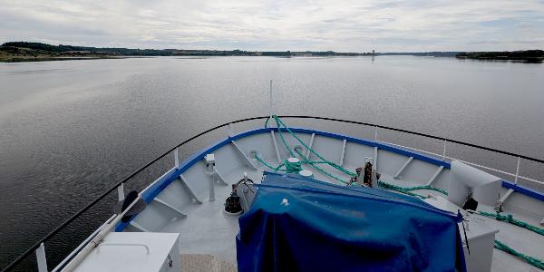 Blick über den Bug des Forschungsschiffes Aurora auf den Mariager-Fjord