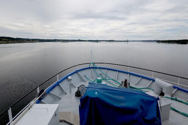 Blick über den Bug des Forschungsschiffes Aurora auf den Mariager-Fjord