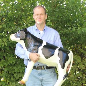 Michael Iwersen mit dem Modell einer Kuh