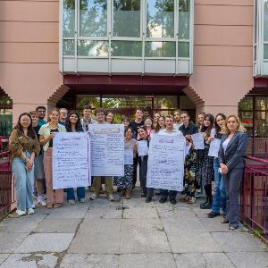Gruppenbild vom Team der Inklusionstutorinnen und -tutoren vor einem LMU-Gebäude