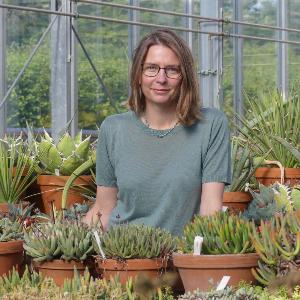 Porträtfoto der LMU-Professorin Gudrun Kadereit in einem der Gewächshäuser des Botanischen Gartens in München.