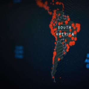 Corona Virus World Map von Südamerika auf einem Computerbildschirm