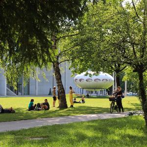 Wiese zwischen der Fakultät für Mathematik und der Pinakothek der Moderne