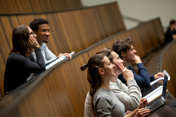Studierende im Audimax der LMU