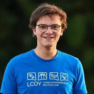 LMU-Student Lukas in einem blauen LCOY-Pulli