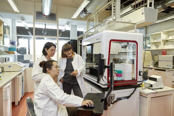 Professor Magdalena Götz with colleagues in the laboratory