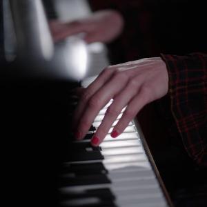 Hände beim Klavierspielen