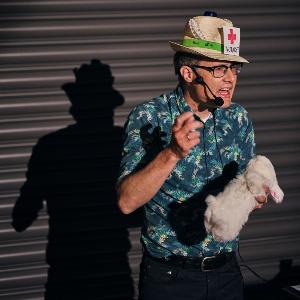 Berend Feddersen uses magic tricks for his freestyle performance about palliative care.