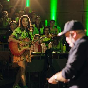 Jasmine Frijters sings about quantum physics - with a cat blouse and guitar