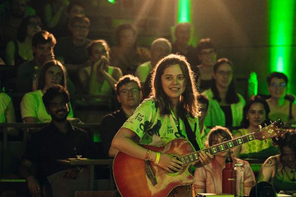 Jasmine Frijters sings about quantum physics - with a cat blouse and guitar