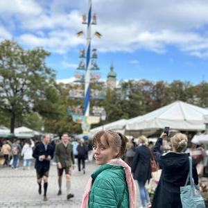 Erasmus-Studierende Veronika Csefkó-Kis am Münchener Viktualienmarkt