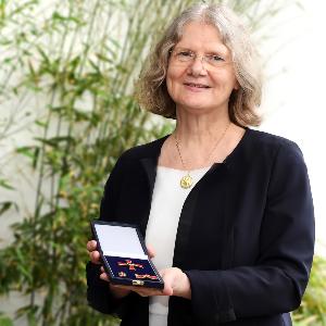 Professorin Monika Führer hält das Bundesverdienstkreuz im geöffneten Etui Professorin Monika Führer hält das Bundesverdienstkreuz im geöffneten Etui