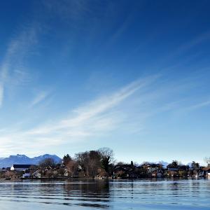 Chiemsee mit Berg im Hintergrund und Fraueninsel