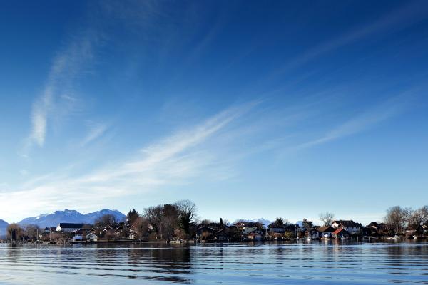 Chiemsee mit Berg im Hintergrund und Fraueninsel