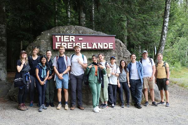 Eine Gruppe Studierender steht im Nationalpark Bayerischer Wald.