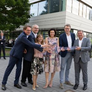 Professor Matthias Tschöp, wissenschaftlicher Direktor des Helmholtz-Zentrums und designierter Präsident der LMU, Professor Markus M. Lerch, ärztlicher Direktor des LMU Klinikums, Professorin Francesca Biagini, Vizepräsidentin der LMU, Bundesforschungsministerin Dorothee Bär, bayerischer Wissenschaftsminister Markus Blume und Bauminister Christian Bernreiter vor dem neu eröffneten Forschungszentrum ICON.
