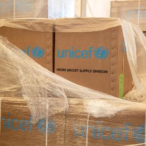 Materialien werden im Logistics-Hub von UNICEF gelagert.