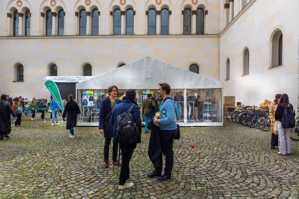 Zelt vor dem Hauptgebäude der LMU