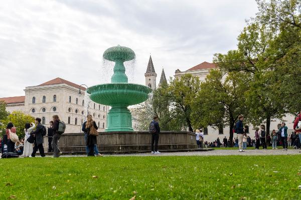 Studierende am Brunnen vor der LMU