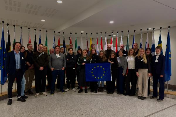 Studierende mit europäischen Flaggen
