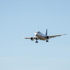 Ein Flugzeug fliegt am wolkenfreien Himmel.