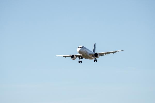 Ein Flugzeug fliegt am wolkenfreien Himmel.